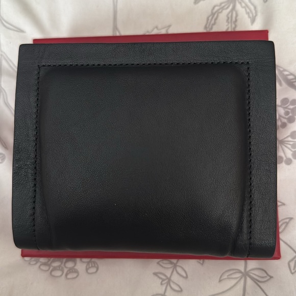 🌺New Addition ❤️‍🔥Ferragamo Like New Wallet w Box❤️‍🔥 - Picture 4 of 7